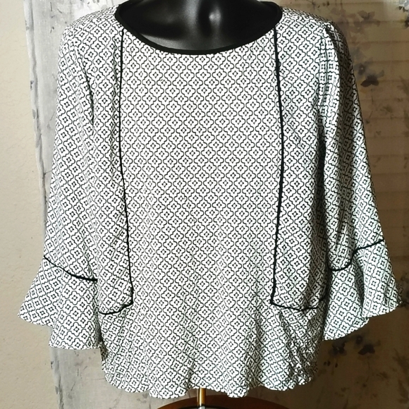 Elegant Black/ White Patterned Women's  Large Petite Top With Belle Sleeves - Picture 1 of 5